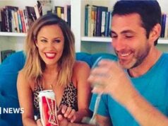 Irmão da estrela de TV Caroline Flack morre