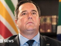 Líder do segundo maior partido da África do Sul quer que o seu antecessor seja demitido do cargo de ministro