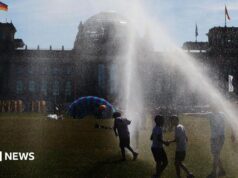 Onda de calor na Europa se desloca para leste enquanto França eleva o alerta de saúde ao nível mais alto