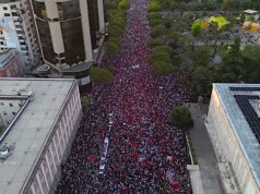 Manifestantes albaneses inundam as ruas exigindo a renúncia do primeiro-ministro em meio a acusações de corrupção