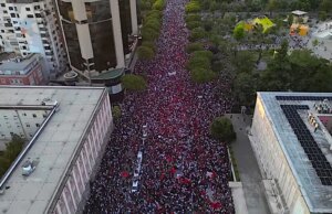 Manifestantes albaneses inundam as ruas exigindo a renúncia do primeiro-ministro em meio a acusações de corrupção