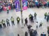 Belfast se une contra o racismo depois que ataque com faca alimenta agitação anti-imigrante