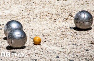 Jogador de petanca, 68 anos, morre após ser atingido na cabeça por uma bola de steel