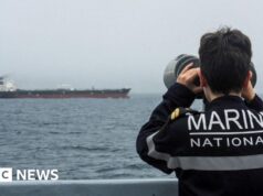 França apreendeu petroleiro russo sancionado com ajuda do Reino Unido, diz Macron