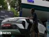 Combustível caro leva mais indianos a comprar carros elétricos, mas os desafios permanecem