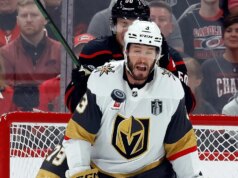Defensor do Golden Knights hospitalizado após levar um tiro no rosto a 87 mph em cena horrível