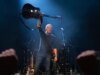 A recusa do músico Kenny Chesney em falar abertamente sobre política gera discussão em ‘The View’