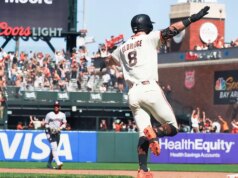 O gandula do Giants, de 77 anos, provoca uma das maiores reviravoltas da MLB de todos os tempos com um jogo de mergulho incrível