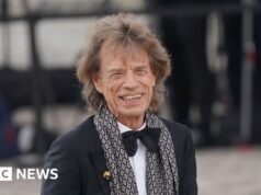 Sir Mick Jagger faz present improvisado em pub