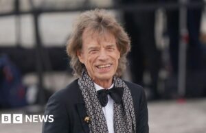 Sir Mick Jagger faz present improvisado em pub
