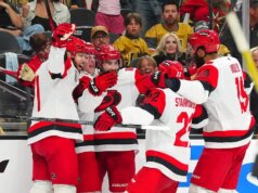A lenda dos furacões que virou técnico Rod Brind’Amour faz história quando o time vence a Stanley Cup sobre os Golden Knights