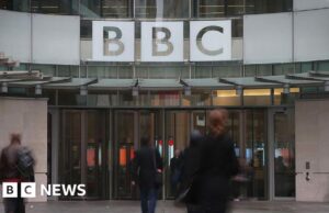 BBC anuncia 550 cortes de empregos como primeira parte do plano de economia de £ 500 milhões