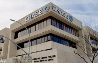 O deadlock sobre ameaça de bomba no Bakersfield Chase Financial institution continua enquanto os negociadores trabalham para libertar os reféns