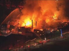 Tripulações lutando contra um grande incêndio em Allentown