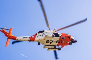 Helicóptero da Guarda Costeira cai durante missão de treinamento no Alasca, ferindo quatro tripulantes