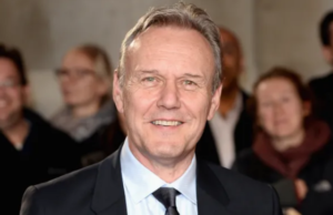 Sarah Michelle Gellar lidera homenagens ao co-estrela de Buffy, Anthony Head, após a morte do ator aos 72 anos