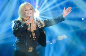 Bonnie Tyler acorda do coma enquanto a equipe emite uma atualização de saúde