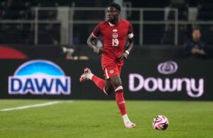 O capitão canadense Alphonso Davies deve jogar contra a Suíça