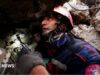 Cães, drones e detectores de som: como as equipes de resgate procuram sobreviventes do terremoto