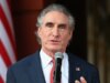 Burgum promete acusação ‘whole’ depois que vândalos abriram um corte de 350 pés no Lincoln Memorial Reflecting Pool