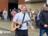 Centenas de pessoas assistem a present improvisado de Ed Sheeran à beira-mar