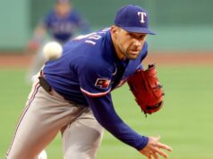 Nathan Eovaldi, do Rangers, arranhou-se desde o início contra Padres com dores no joelho