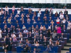 Gritos de “Mande-os de volta” agitam o Parlamento Europeu após votação esmagadora para acelerar as deportações