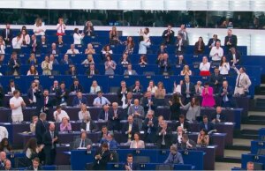 Gritos de “Mande-os de volta” agitam o Parlamento Europeu após votação esmagadora para acelerar as deportações