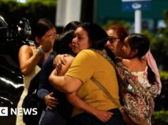 Suspeito de líder de gangue morto a tiros em emboscada com buquê de flores no aeroporto