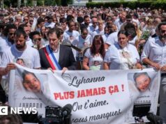 Cidade francesa enterra criança assassinada enquanto aumentam as questões sobre falhas policiais