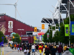 Torcedores da Alemanha e da Costa do Marfim chegam a Toronto para partida da Copa do Mundo da FIFA
