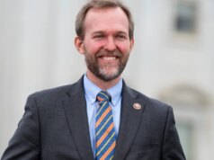 Democrata moderado projetado para vencer as primárias no novo distrito de tendência esquerdista de Utah