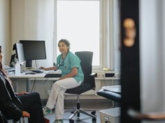 Menos da metade dos americanos pode pagar cuidados de saúde de qualidade, segundo Gallup