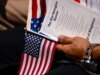 O plano de Trump aumentaria a taxa de solicitação de cidadania em US$ 570