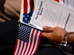 O plano de Trump aumentaria a taxa de solicitação de cidadania em US$ 570