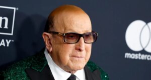 Clive Davis, lendário executivo musical, morre aos 94 anos