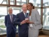 George W. Bush presenteia Michelle Obama com balas em uma ode à amizade deles