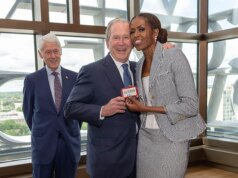 George W. Bush presenteia Michelle Obama com balas em uma ode à amizade deles
