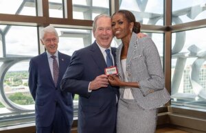 George W. Bush presenteia Michelle Obama com balas em uma ode à amizade deles
