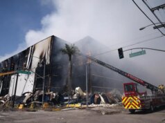 LA investigando construção em armazém envolvido em grande incêndio