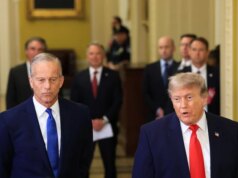 Trump se reúne com senadores republicanos após se recusar a assinar projeto de lei habitacional