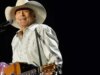 Alan Jackson dá emocionante present de despedida