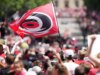 Carolina Hurricanes chega às ruas, o técnico Rod Brind’Amour sai com uma lona no desfile da Copa Stanley