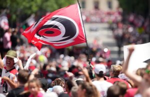 Carolina Hurricanes chega às ruas, o técnico Rod Brind’Amour sai com uma lona no desfile da Copa Stanley