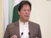 Tribunal do Paquistão prende quatro líderes do partido Imran Khan por 10 anos e absolve ex-FM