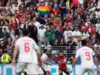 Assista: Irã e Egito, onde a homossexualidade é criminalizada, jogam FIFA Satisfaction Match entre bandeiras e faixas de arco-íris