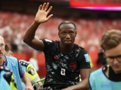 Ismaël Koné, do Canadá, sofre uma lesão horrível e Assim Madibo, do Catar, recebe cartão vermelho por falta de defesa