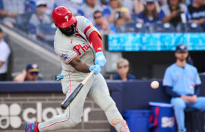 Blue Jays rebatendo o técnico David Popkins expulso contra Phillies