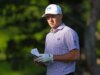 Jordan Spieth quase acerta alguém na cabeça com sua tacada de golfe durante a rodada de treinos do Aberto dos Estados Unidos em Shinnecock