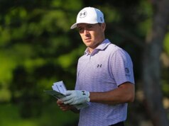 Jordan Spieth quase acerta alguém na cabeça com sua tacada de golfe durante a rodada de treinos do Aberto dos Estados Unidos em Shinnecock